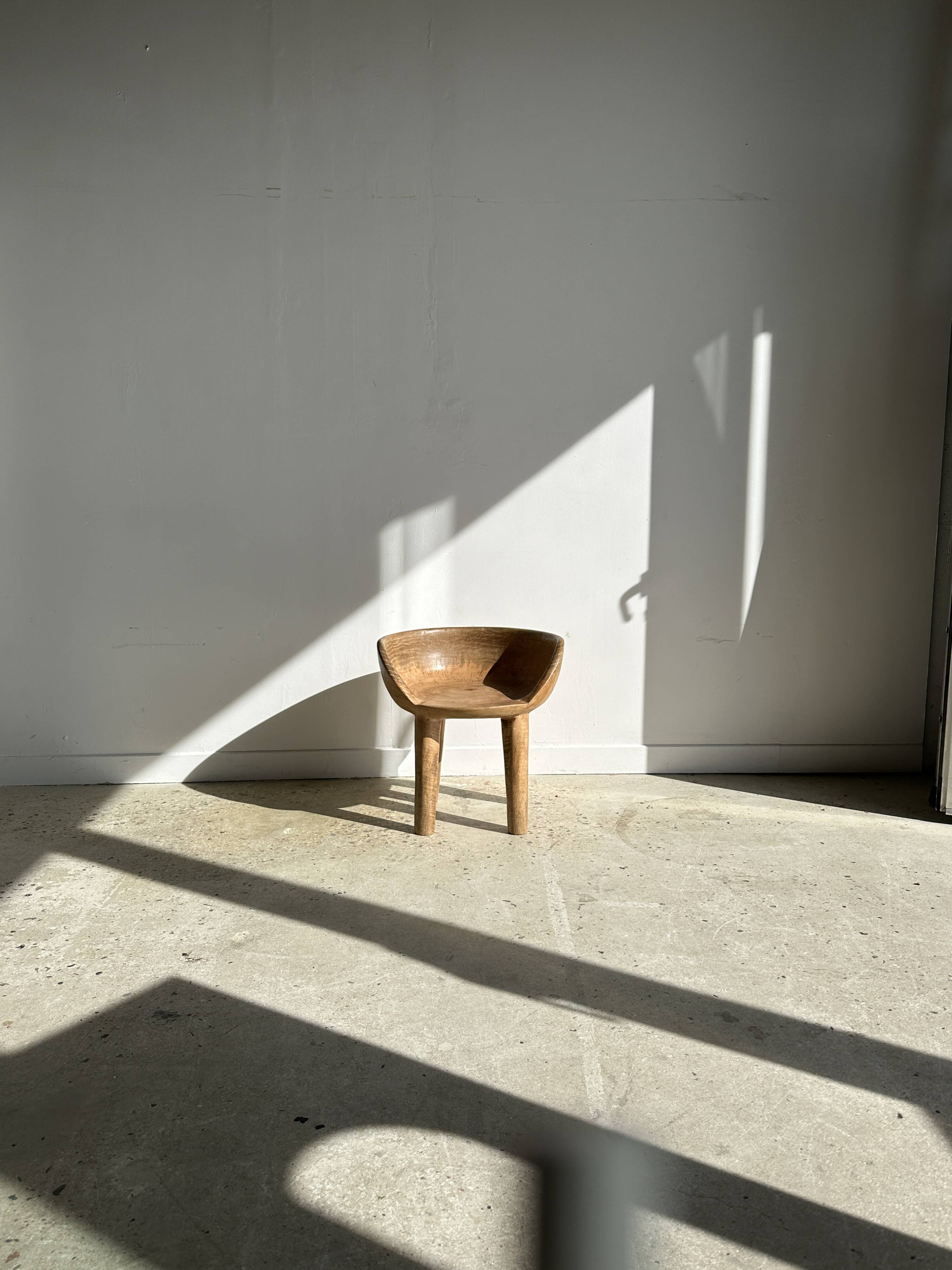 Quadripod chair with round seat and small back in natural monoxyl mango wood