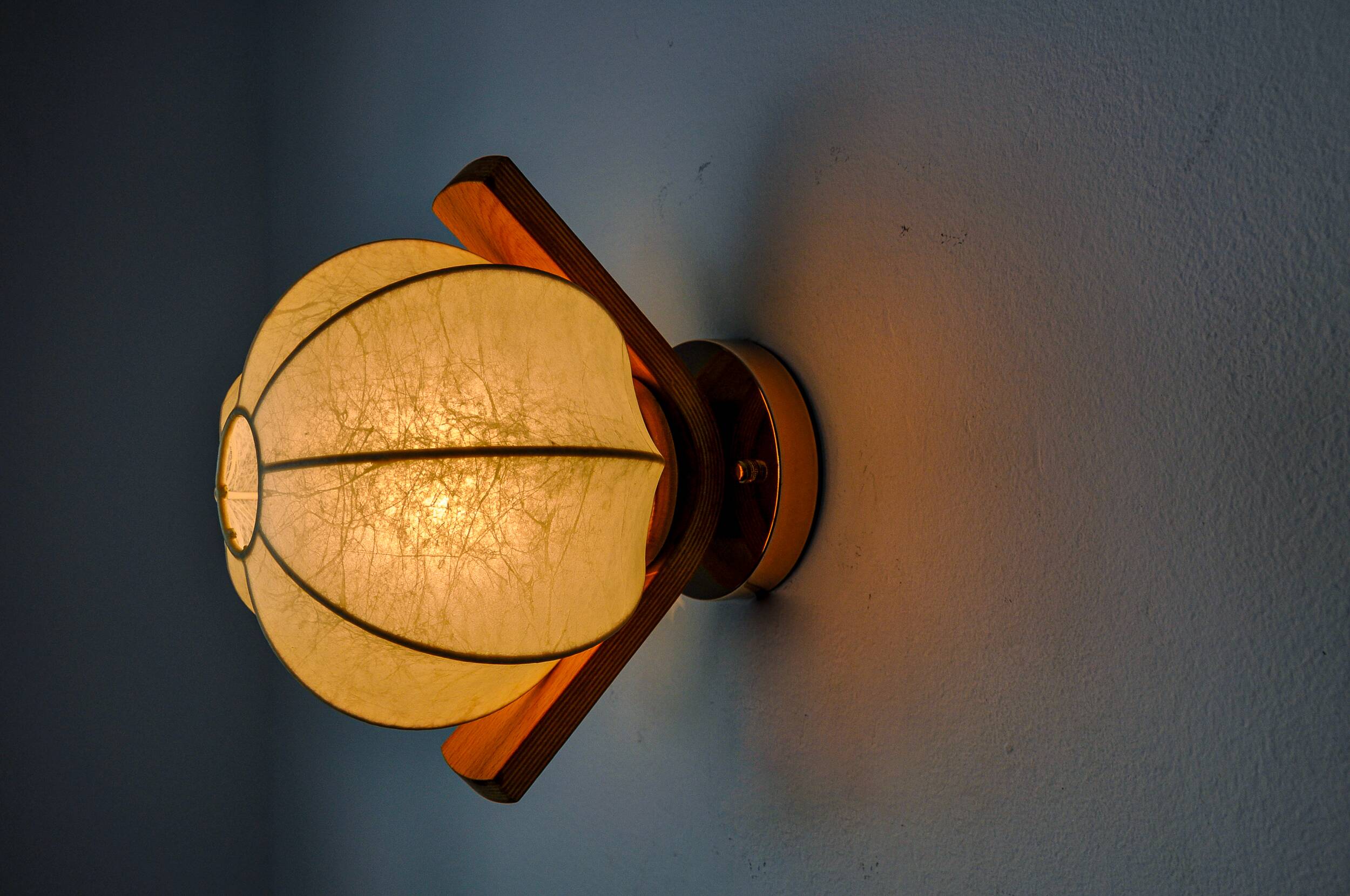 “COCOON” WALL LIGHT, RESIN AND PINE, ITALY, 1970