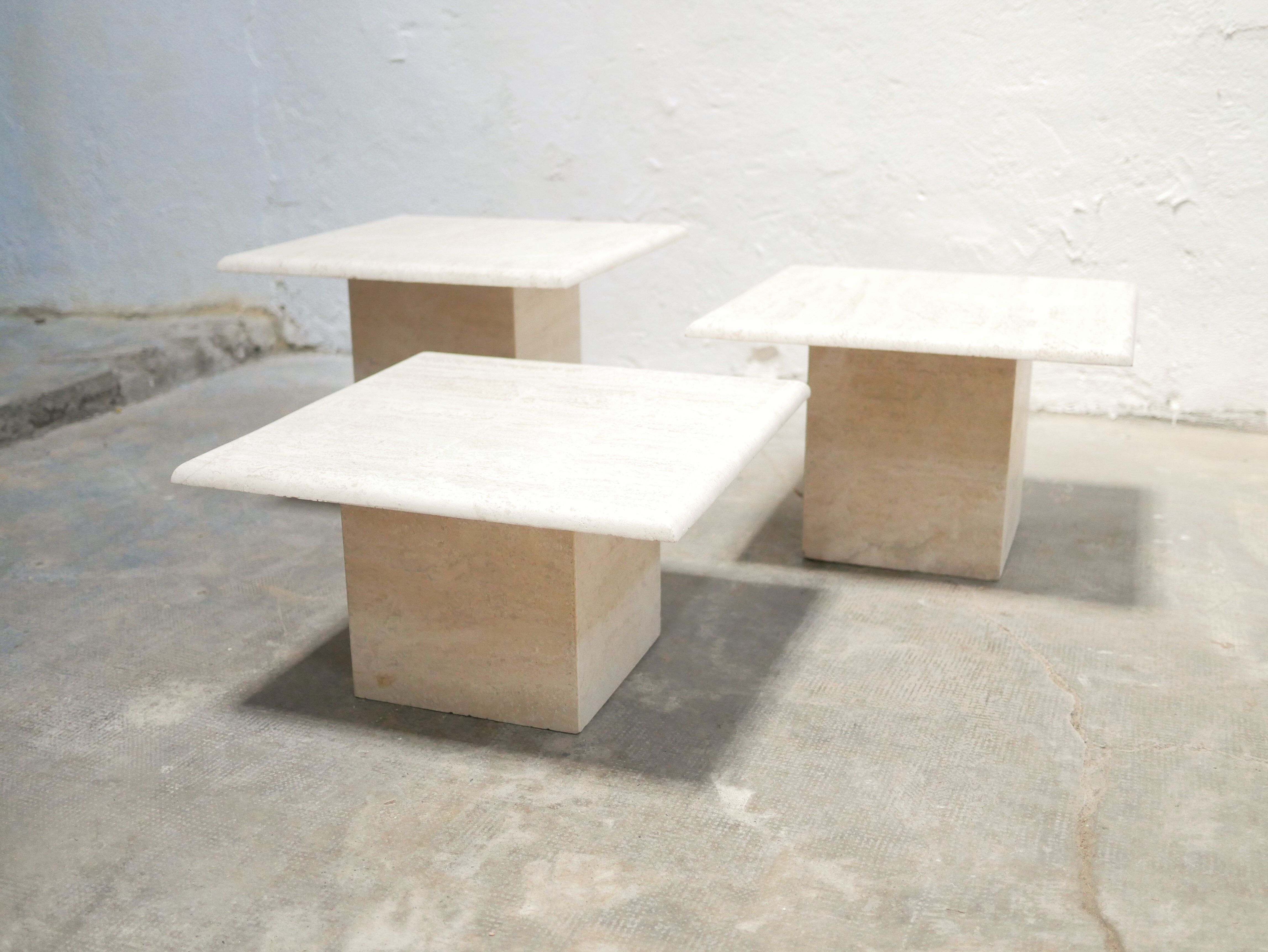 Série de 3 tables basses vintage en travertin
