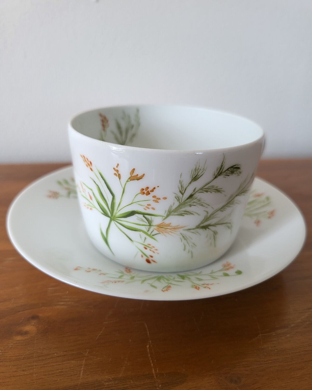 Tea cup and saucer in Limoges porcelain, Edith du Tertre design.