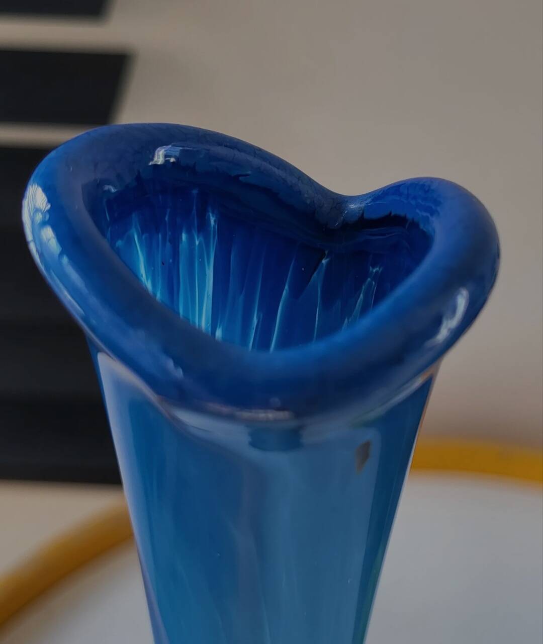 Meerkleurige soliflore vaas, vermoedelijk Frankrijk