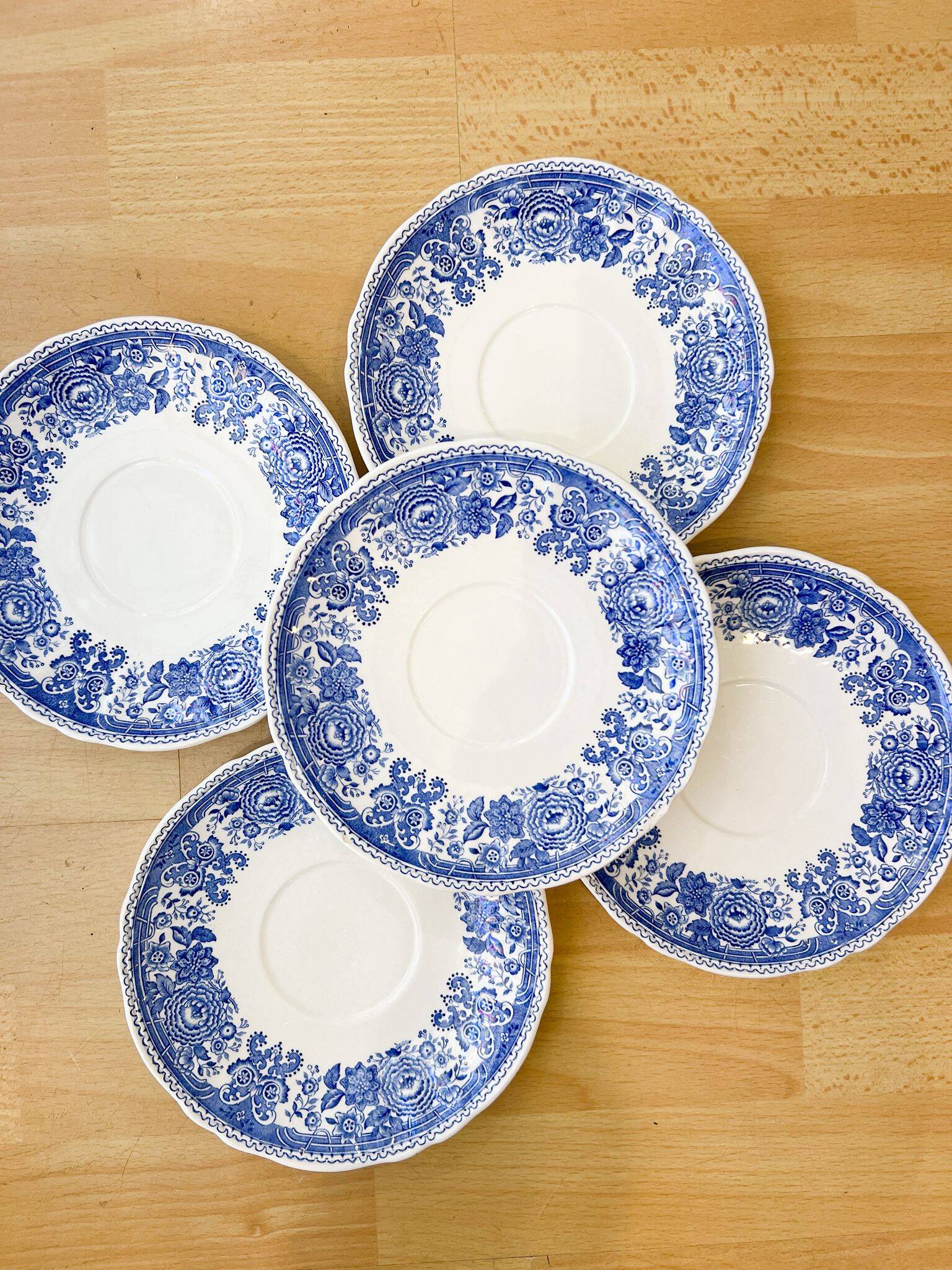5 vintage Villeroy & Boch saucers