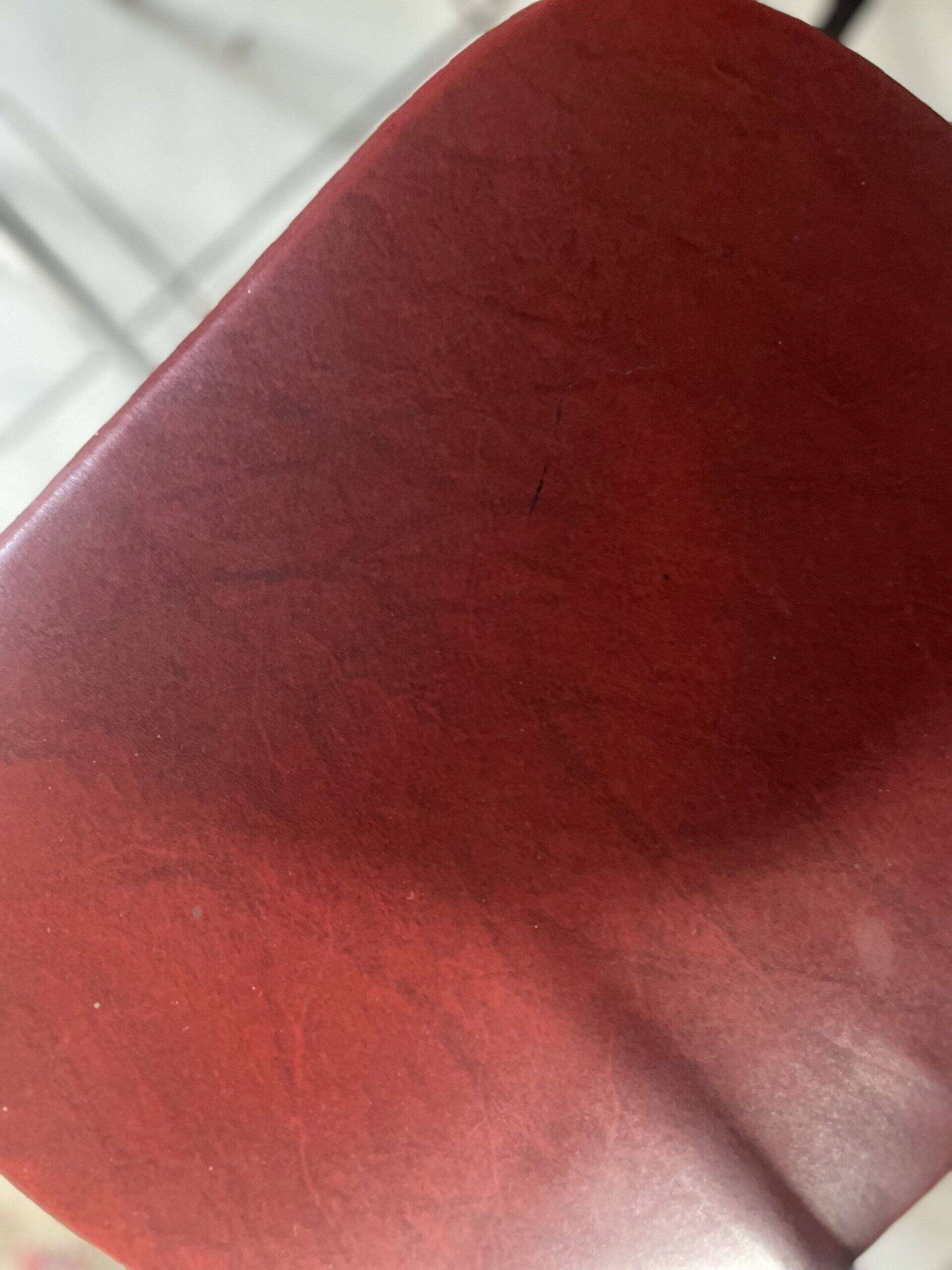 Paire de chaises en skaï bordeau