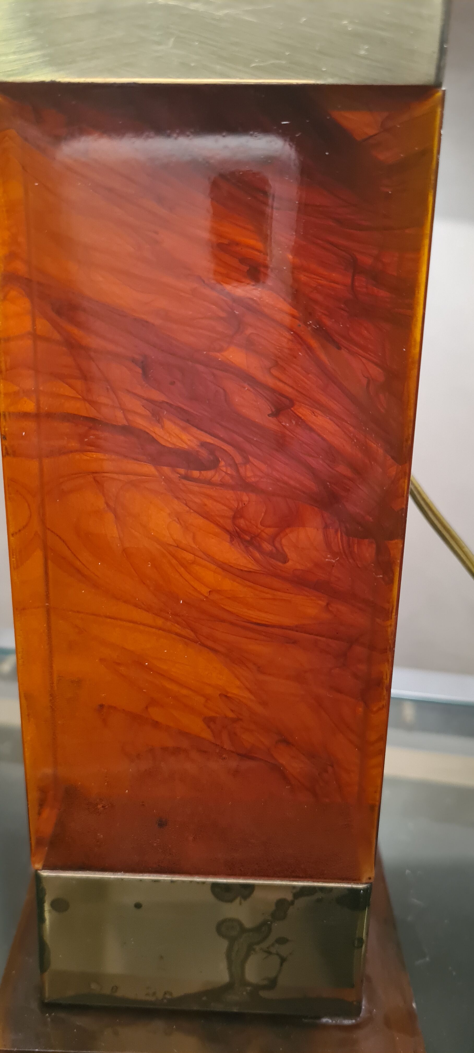 Lampe laiton et resine ambré 1970 type deluxe