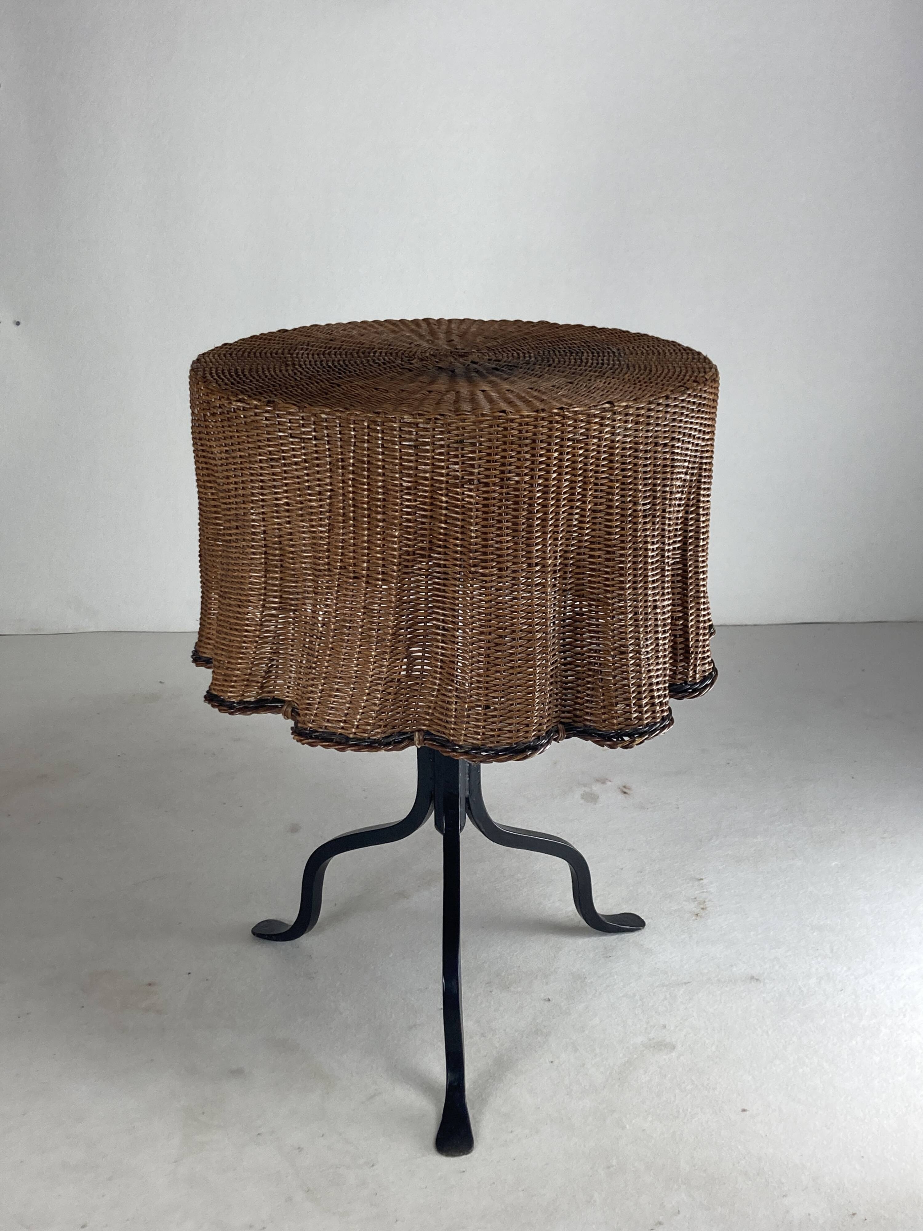 Table d'appoint ondulée en trompe-l'oeil en osier et rotin, 1960