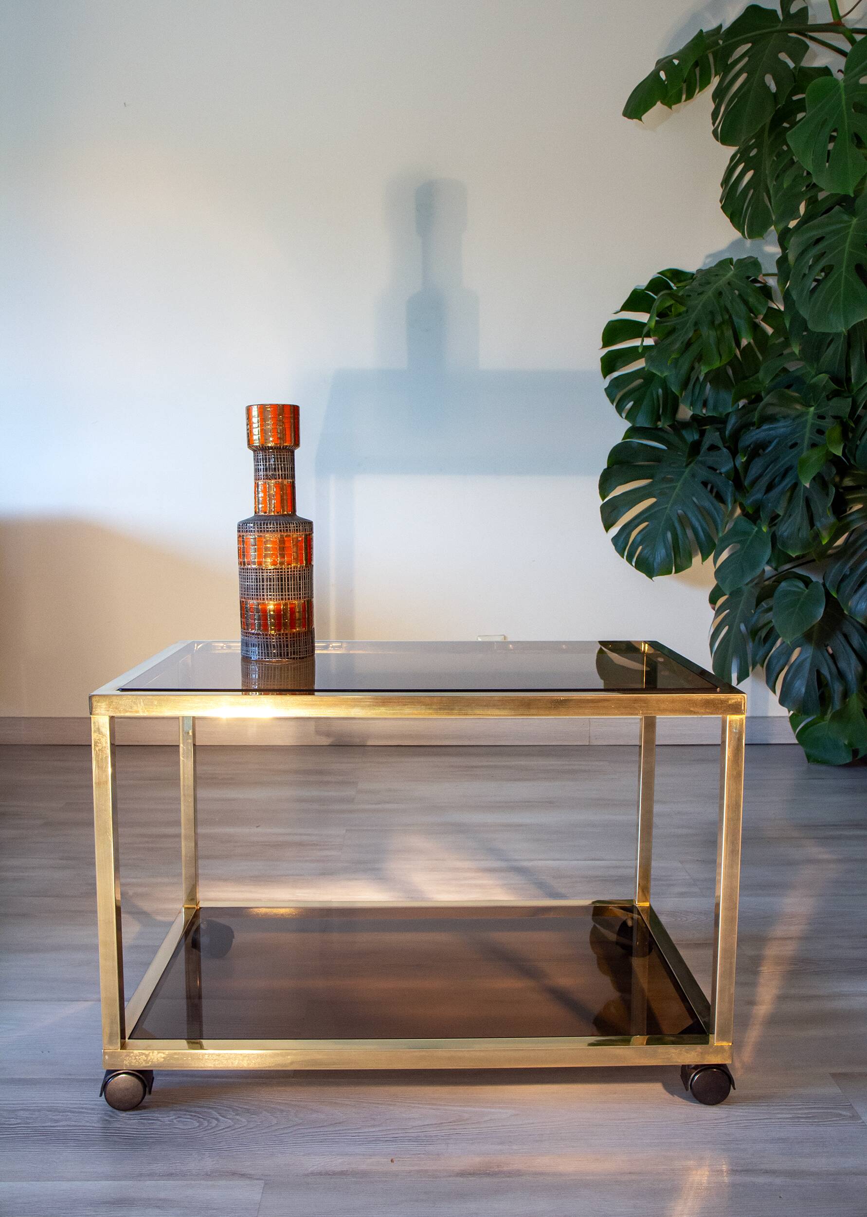 Desserte, Table d'appoint métal doré et verre fumé, 1970-80