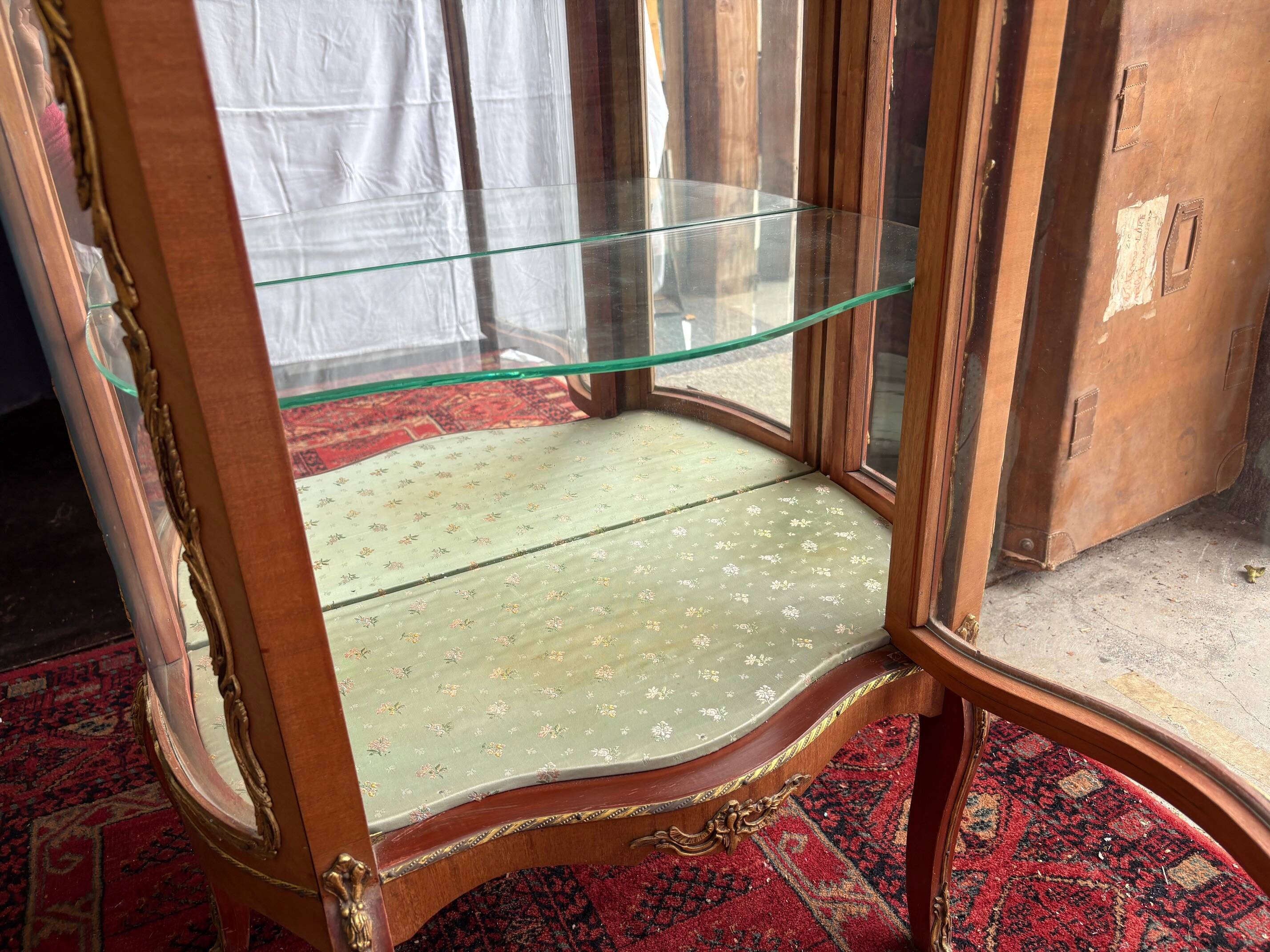 Louis XV/Transition style display cabinet in wood and gilt bronze