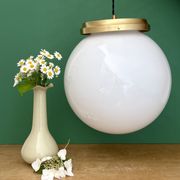 Suspension globe vintage XL en opaline blanche