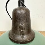 Lampe industrielle en émail vert avec dessus en fonte, années 1960