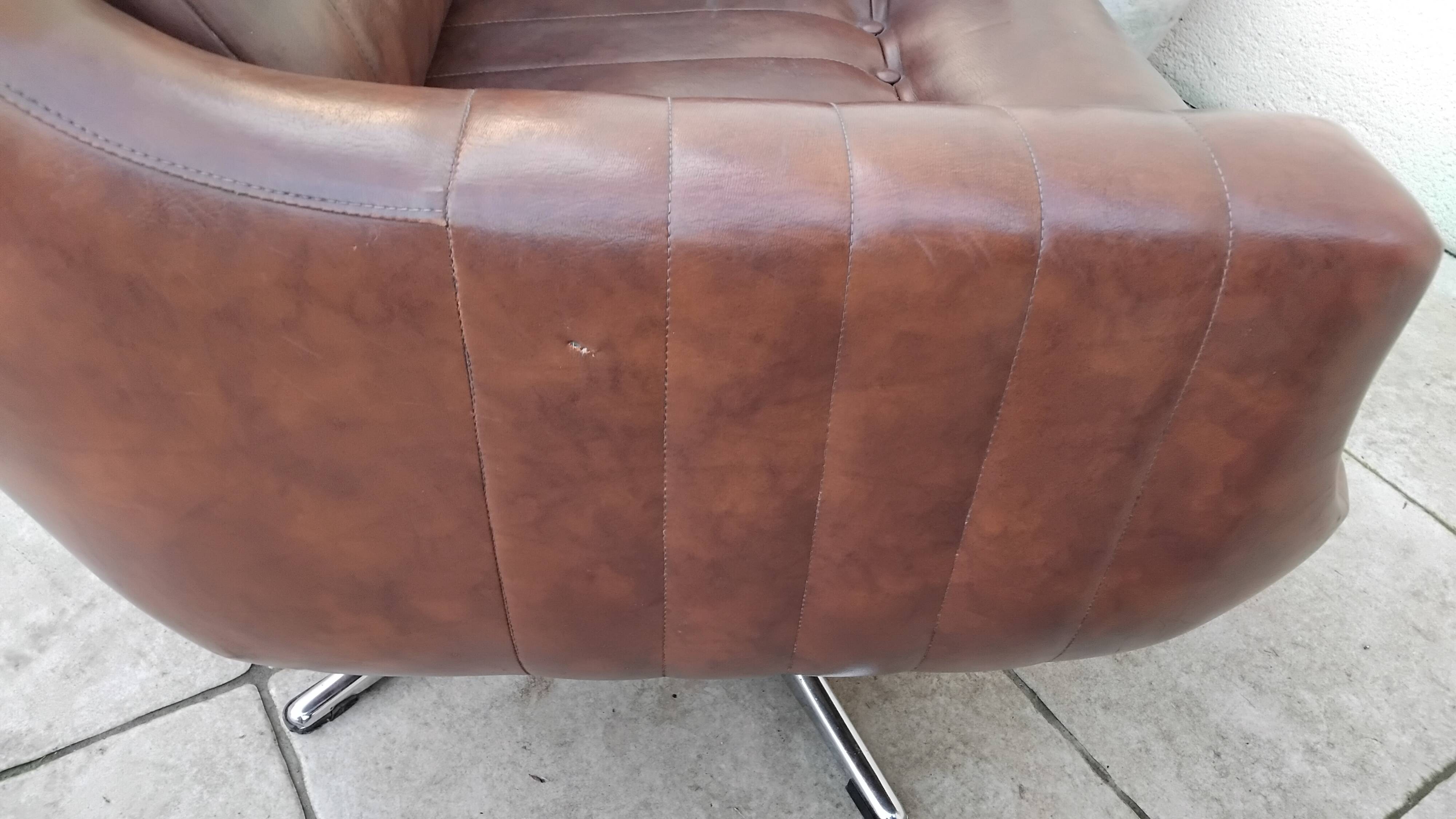 Paire de fauteuils pivotants en simili cuir, années 70