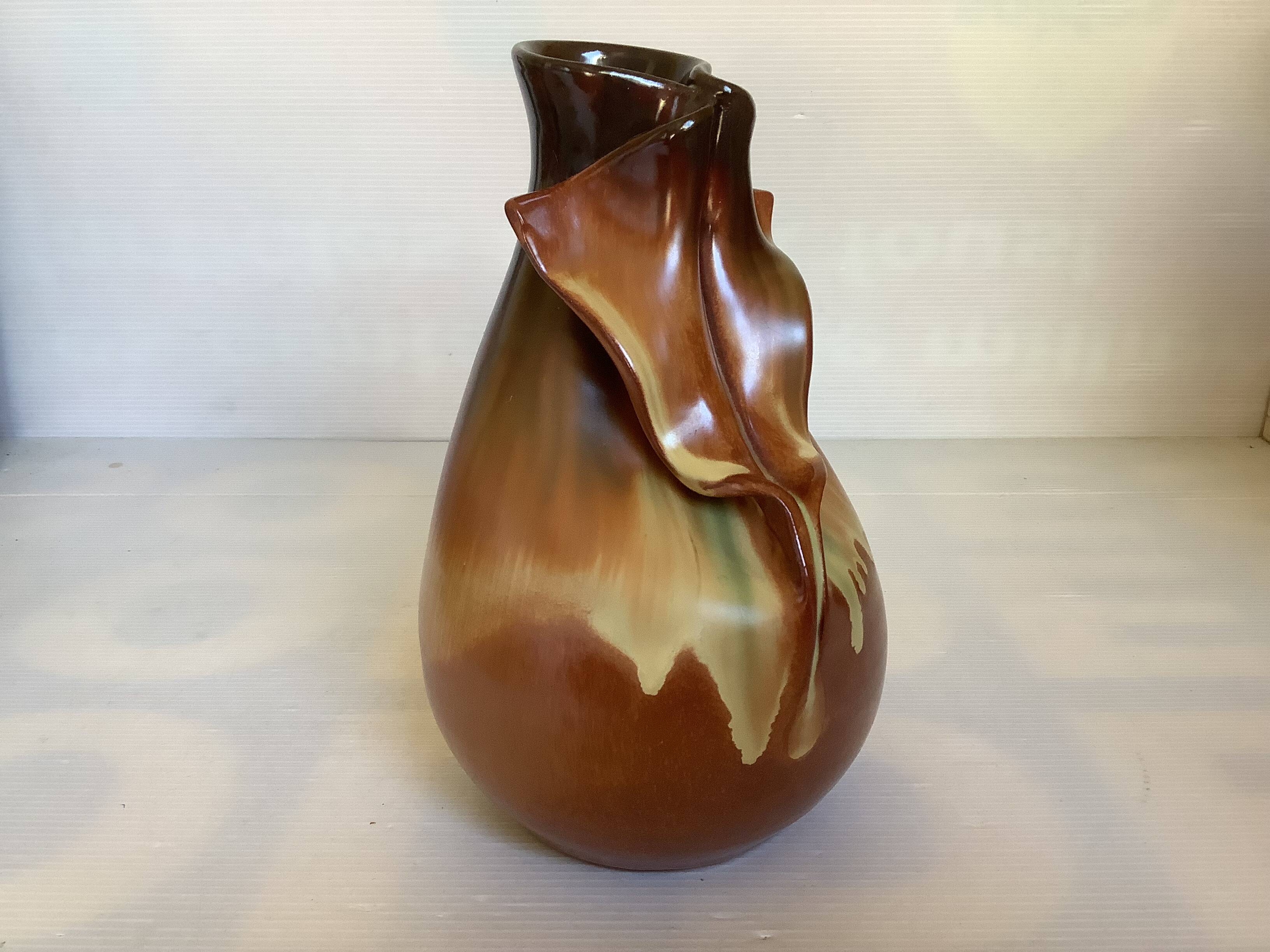 Pleated shirt collar ceramic vase