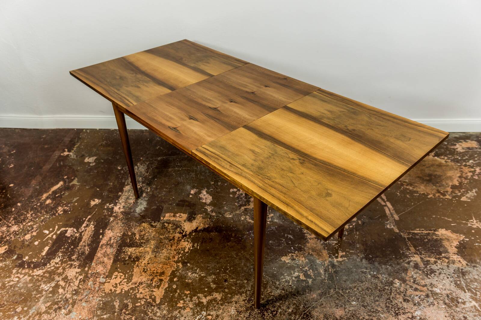 Table à manger extensible de style mid-century en noyer, années 1960