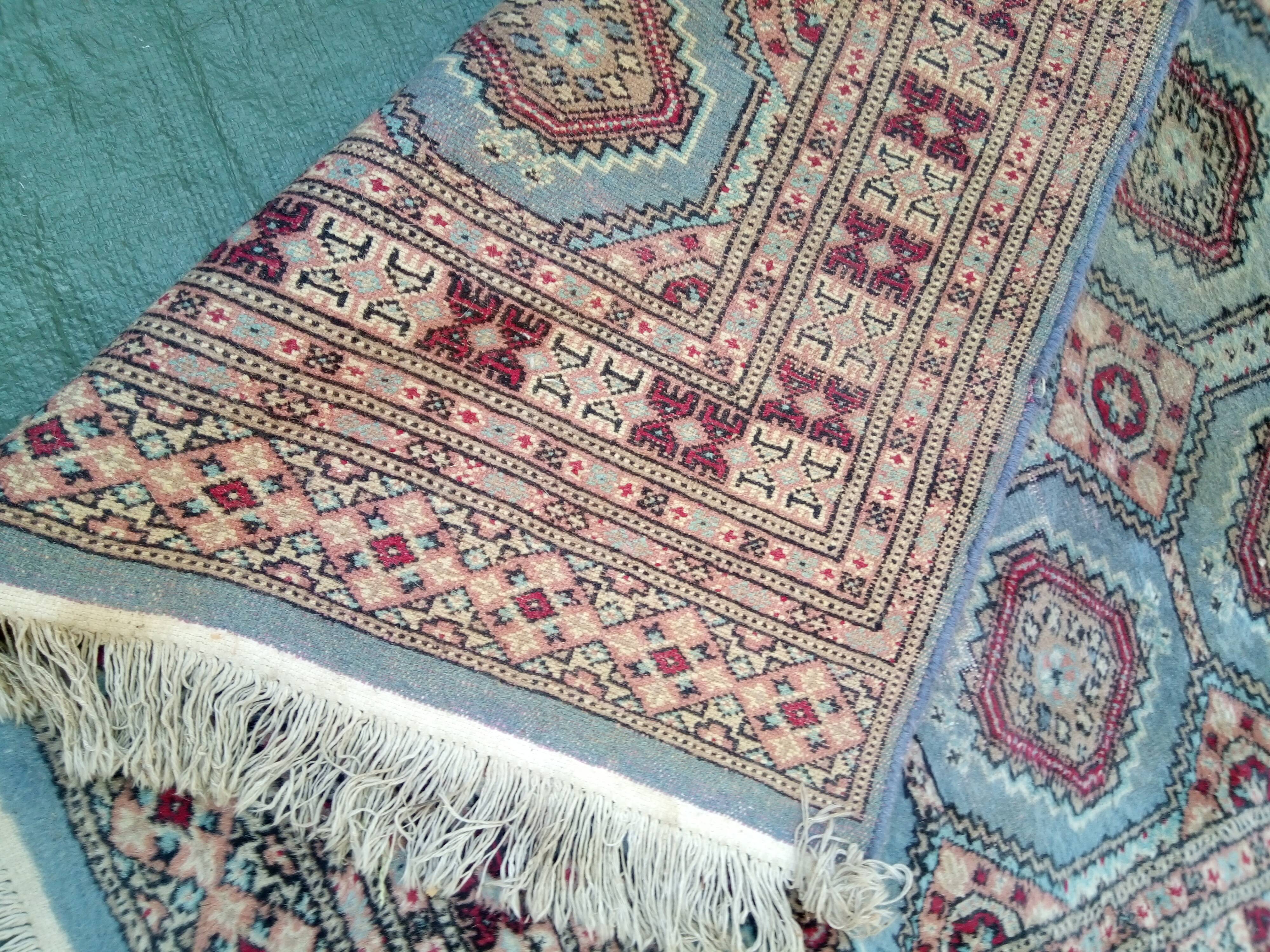 Old handmade wool oriental rug. 190 x 126cm
