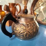 Théière décorative ancienne à motifs feuilles de vigne en bronze