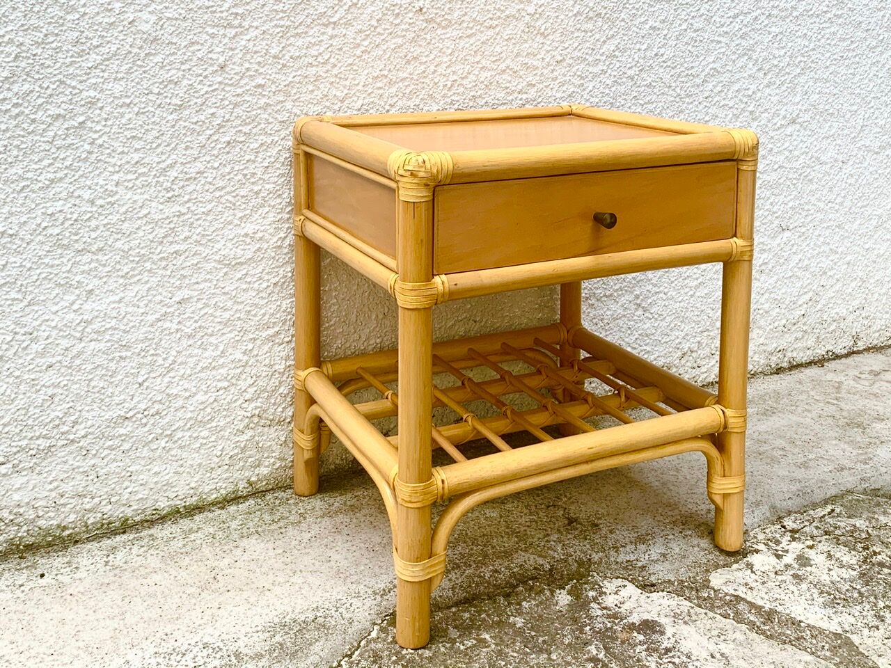 Table de chevet en bois et bambou années 70