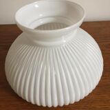 Tulipe en opaline blanche avec effet plissé pour suspension ou lampe à poser