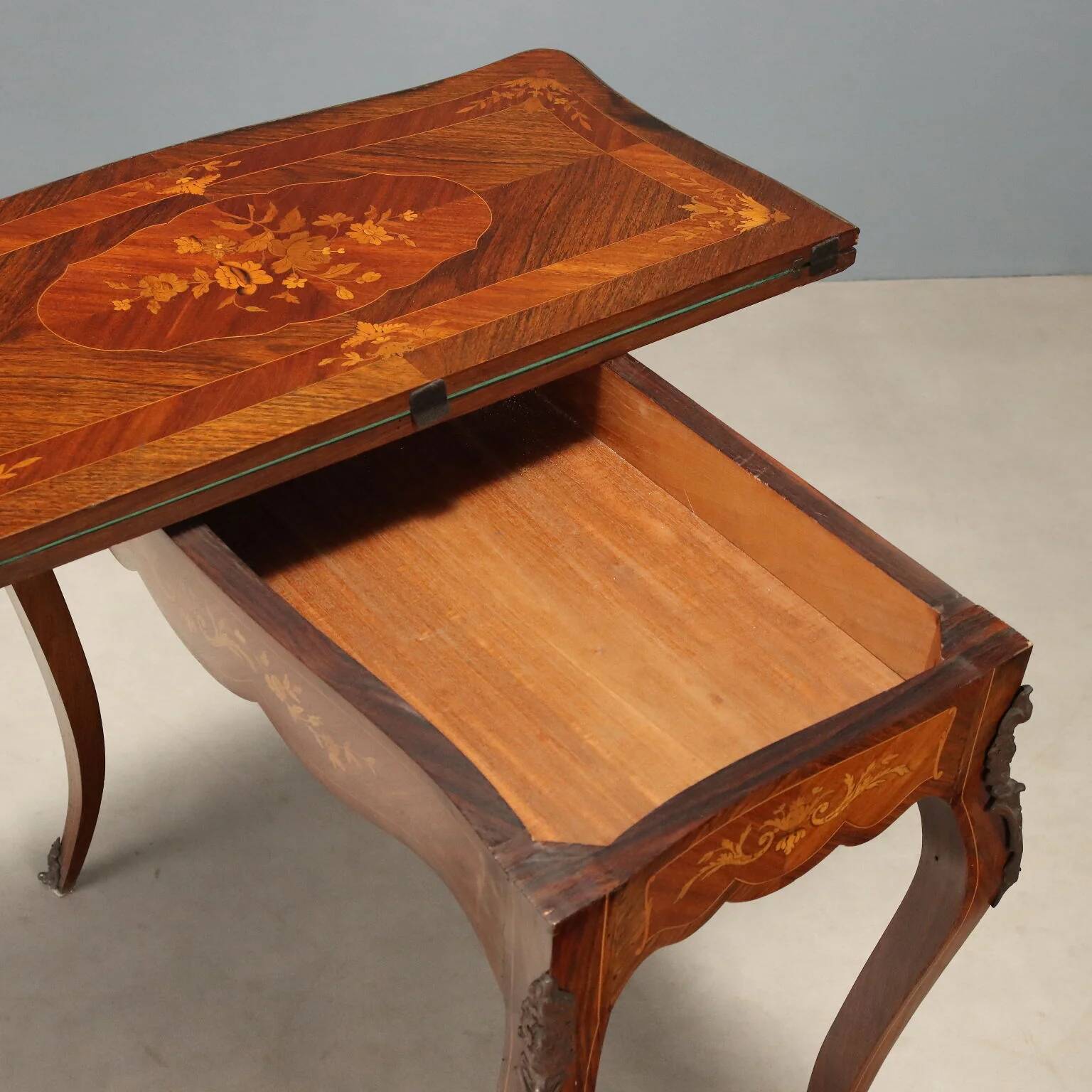 Game table in Indian rosewood and mahogany
