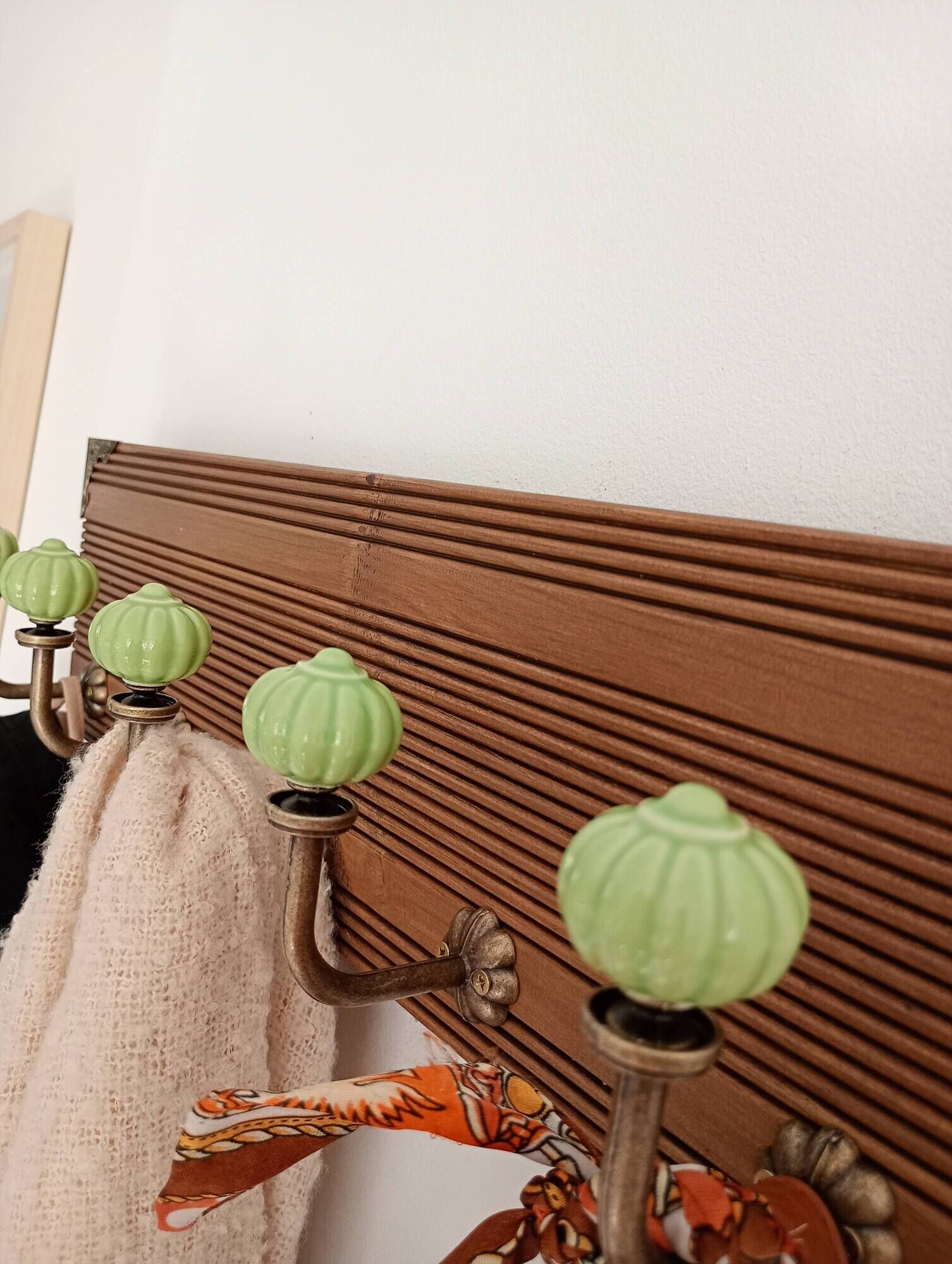 Wall-mounted coat rack with 5 hooks in sage green, stained wood and patinated metal – 50cm