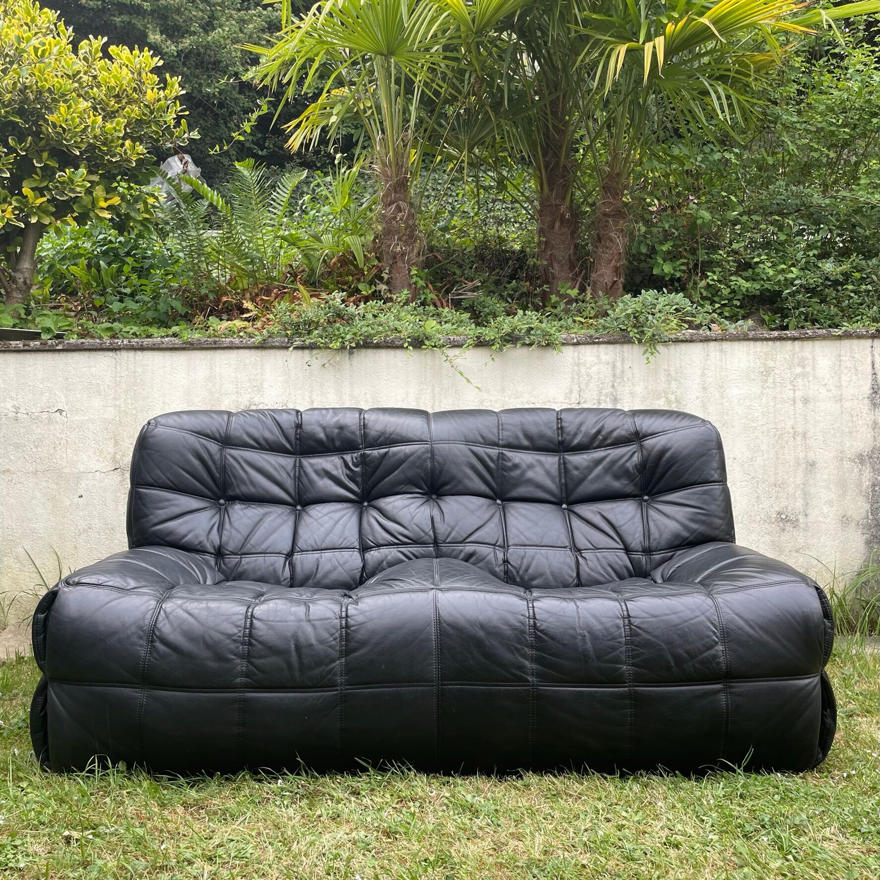 Kashima 2-seater sofa in black leather Michel Ducaroy, 1970