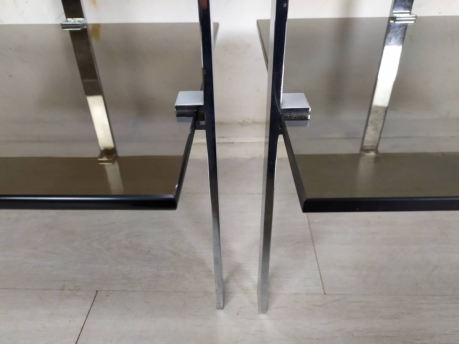 Bouts de canapé vintage chrome verre fumé