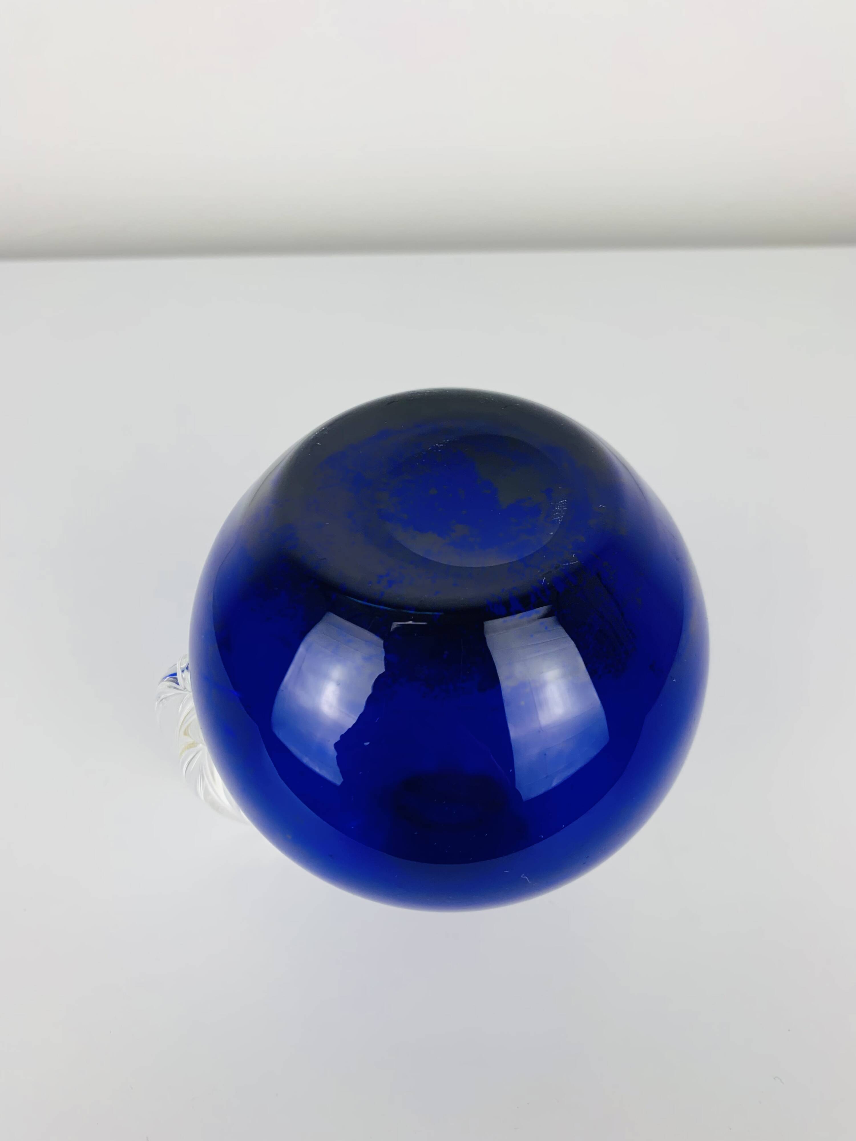 Vase rond verre de Murano bleu, anse torsadée, vintage