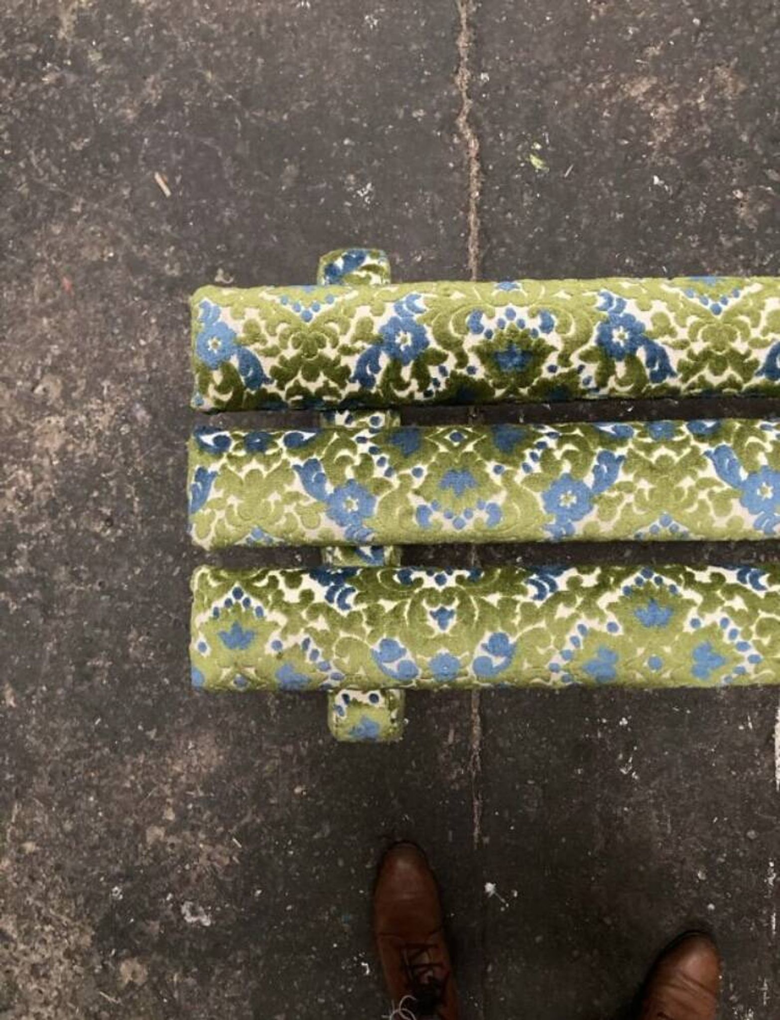 Banc en velours fleuri