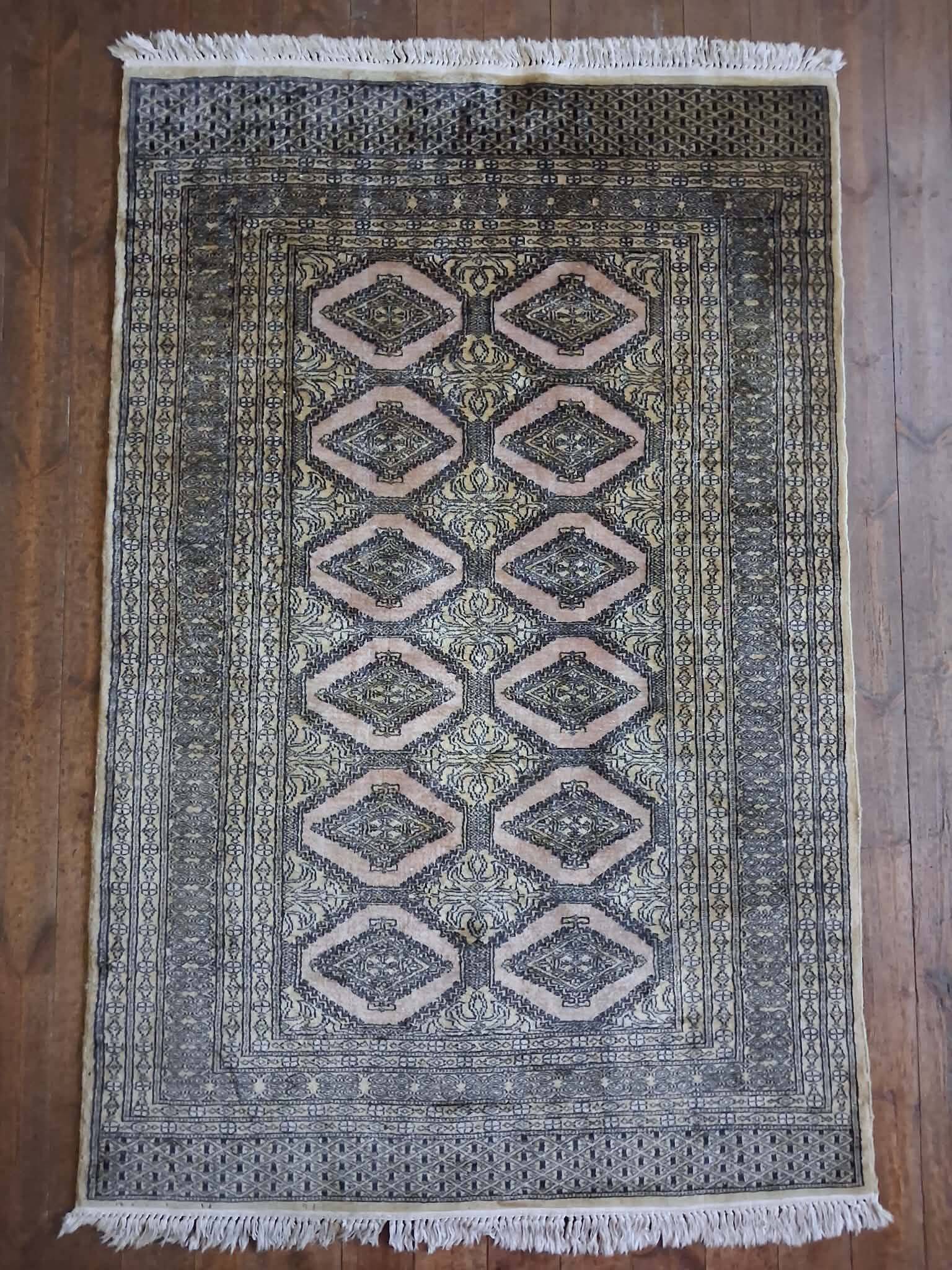 Handmade Pakistani Bukhara rug 188x122cm