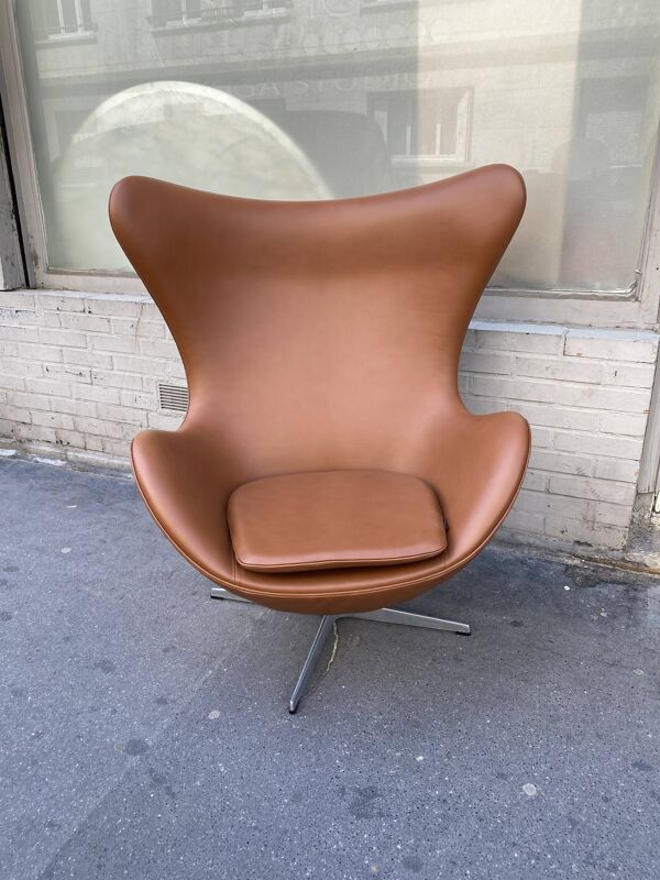 EGG Chair design Arne Jacobsen édition Fritz Hansen cuir brun