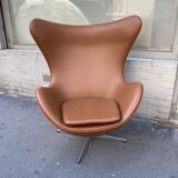 EGG Chair design Arne Jacobsen édition Fritz Hansen cuir brun