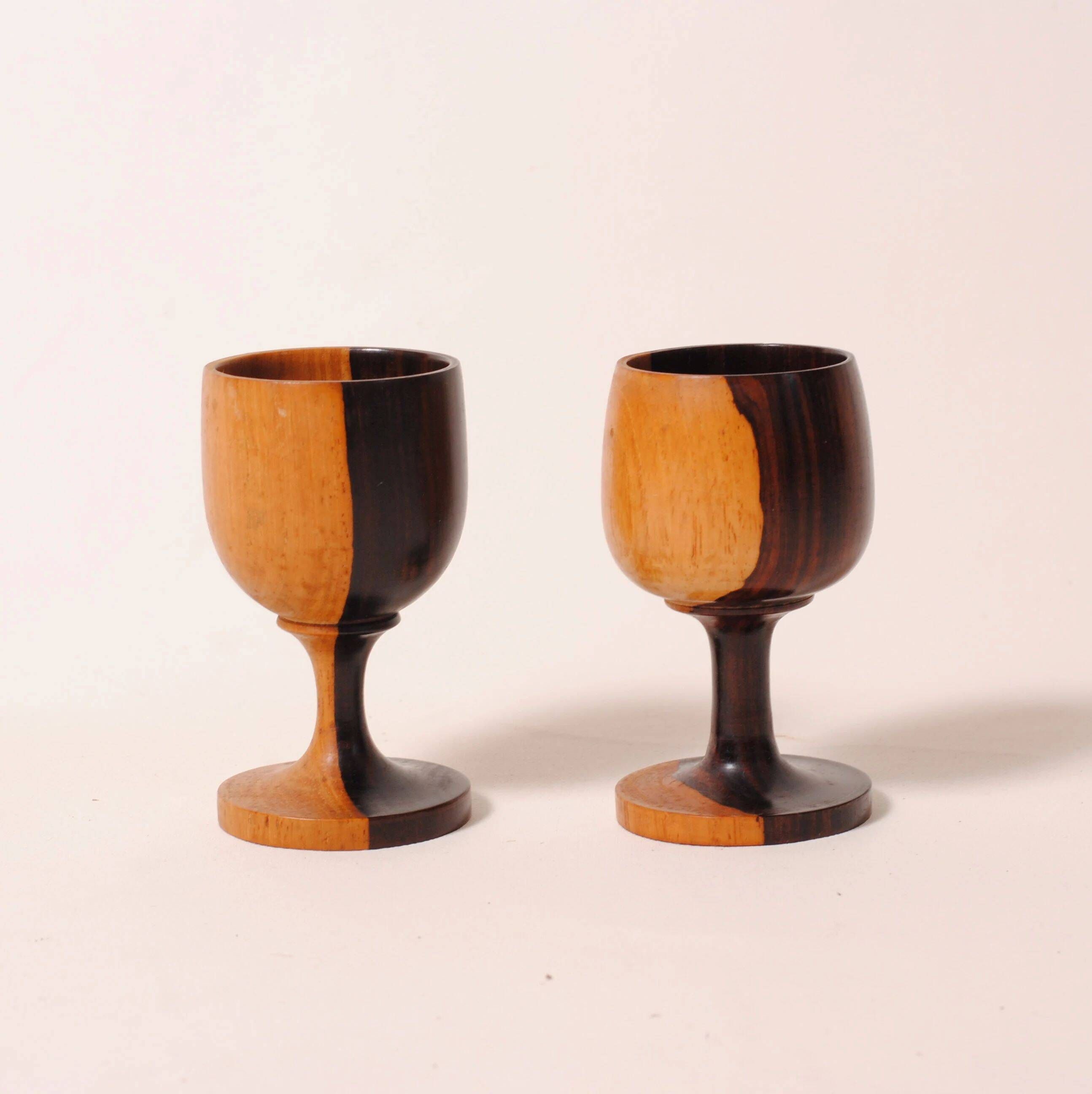 Verres à vin en bois sculpté ,bois d'olivier ,lot de deux