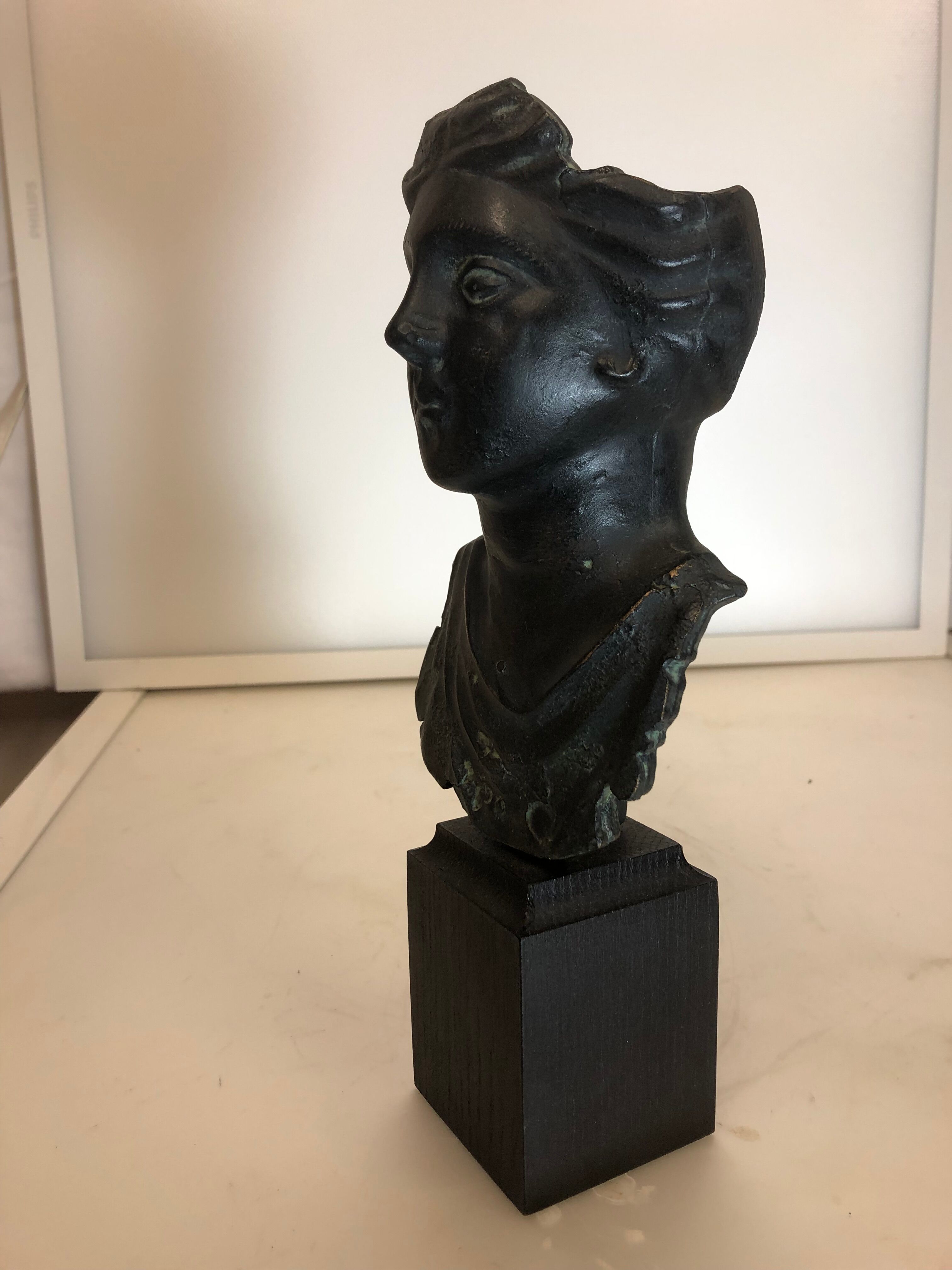 Statue bust roman woman