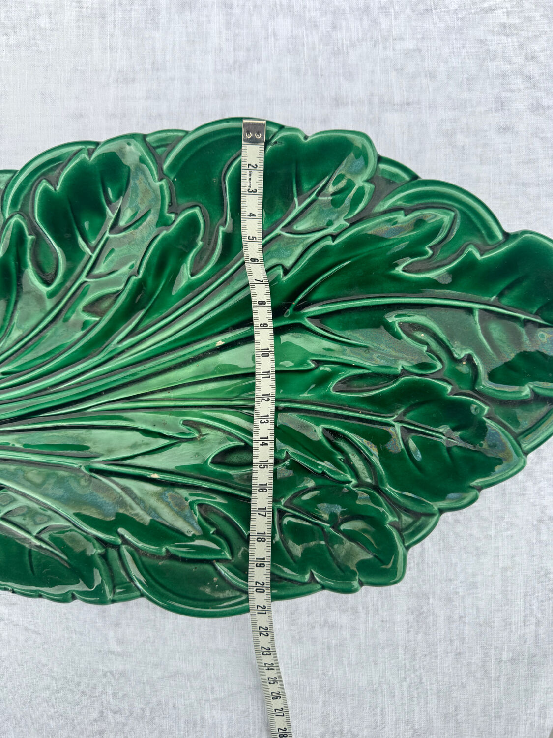 Leaf-shaped dish
