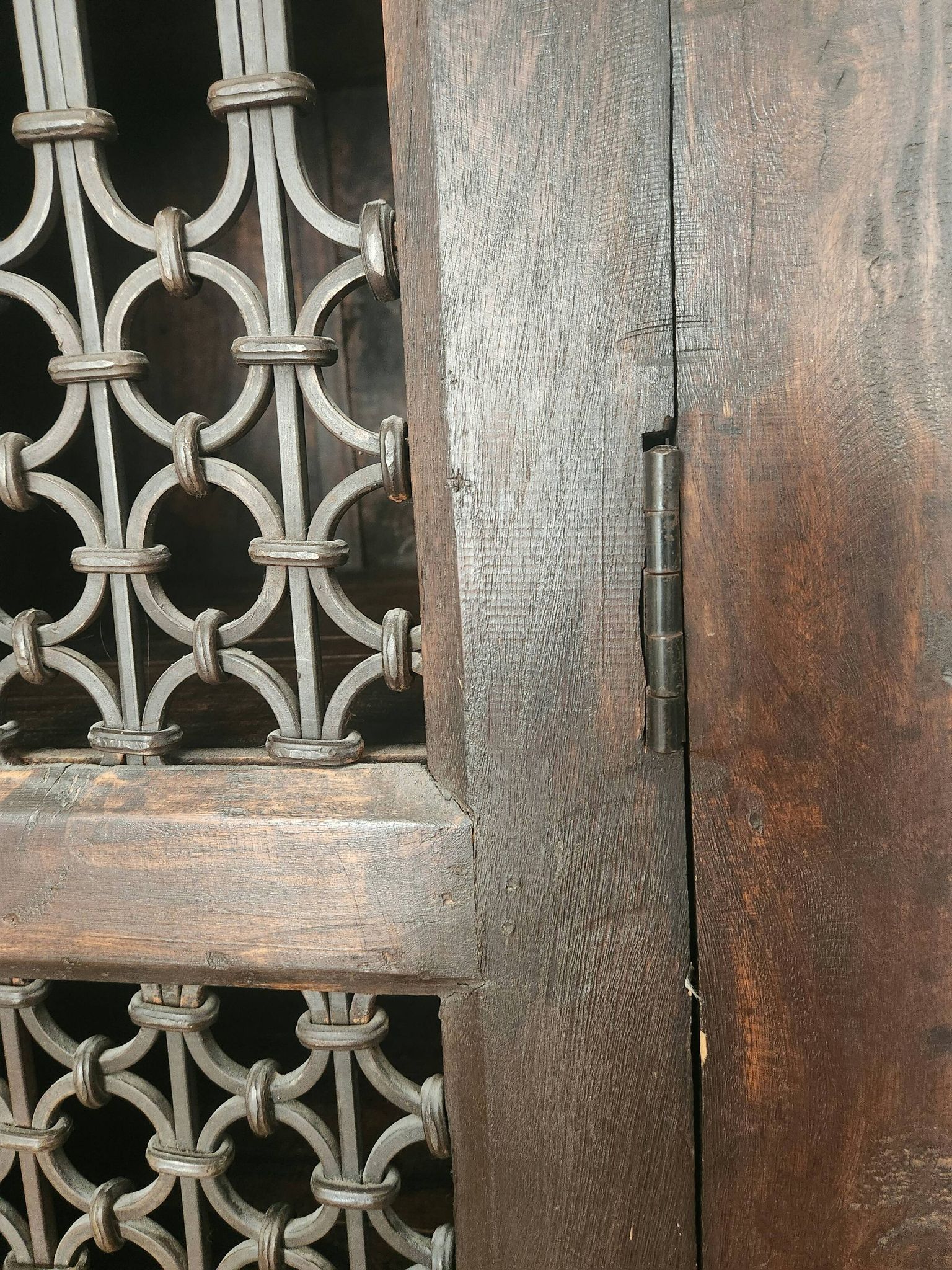 Massiv antik kolonial Schrank geschnitzt Holz Türen Gusseisen Gitter, Bali