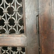 Massiv antik kolonial Schrank geschnitzt Holz Türen Gusseisen Gitter, Bali