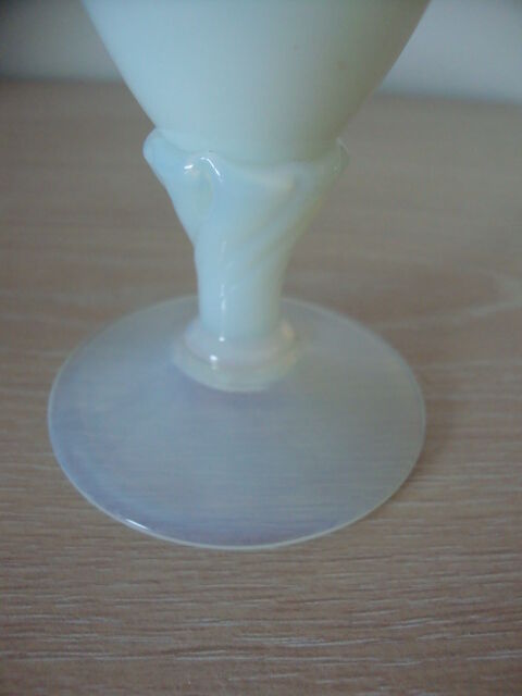 Opalescent white opaline soliflore vase