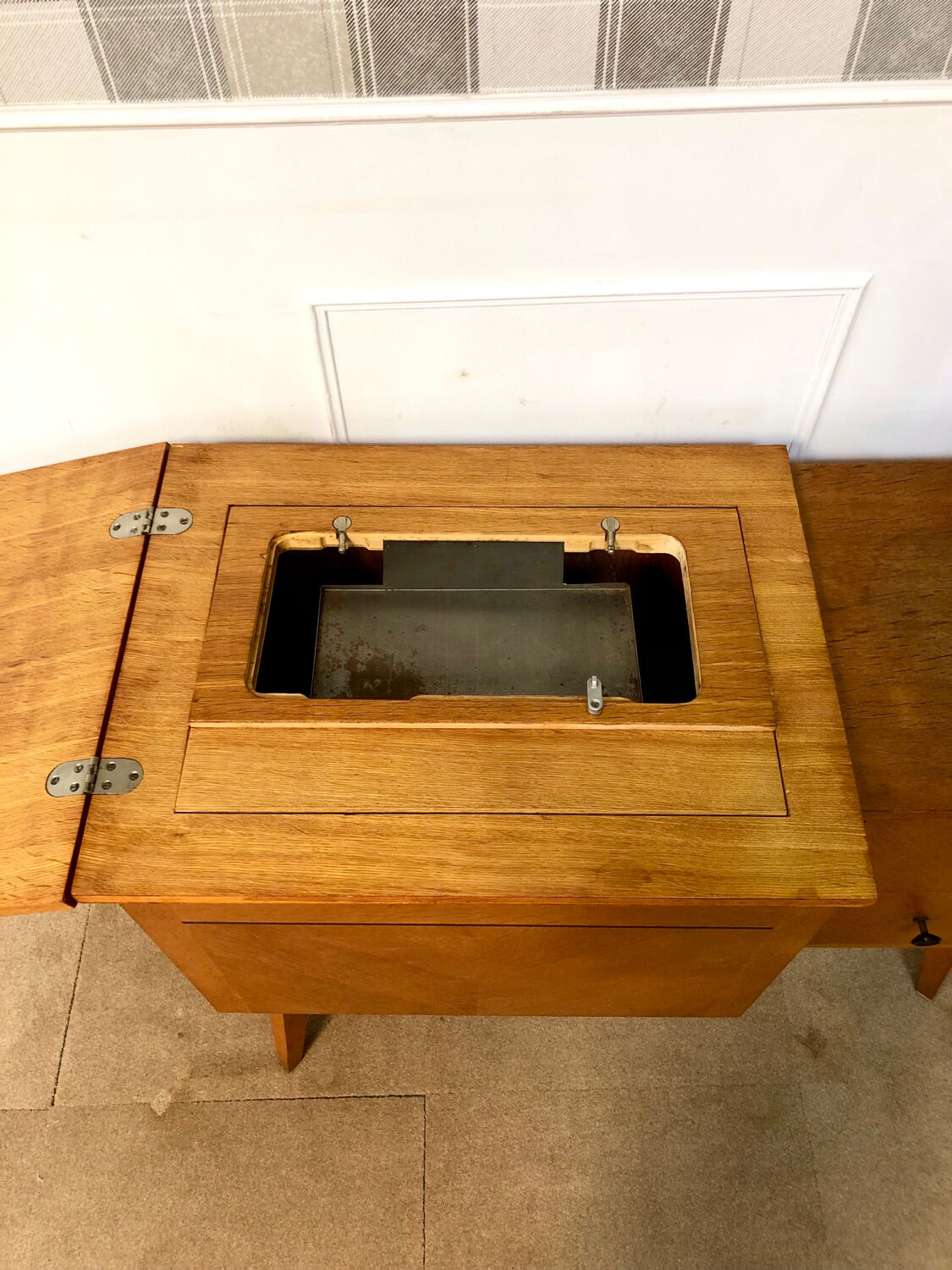 Scandinavian storage unit