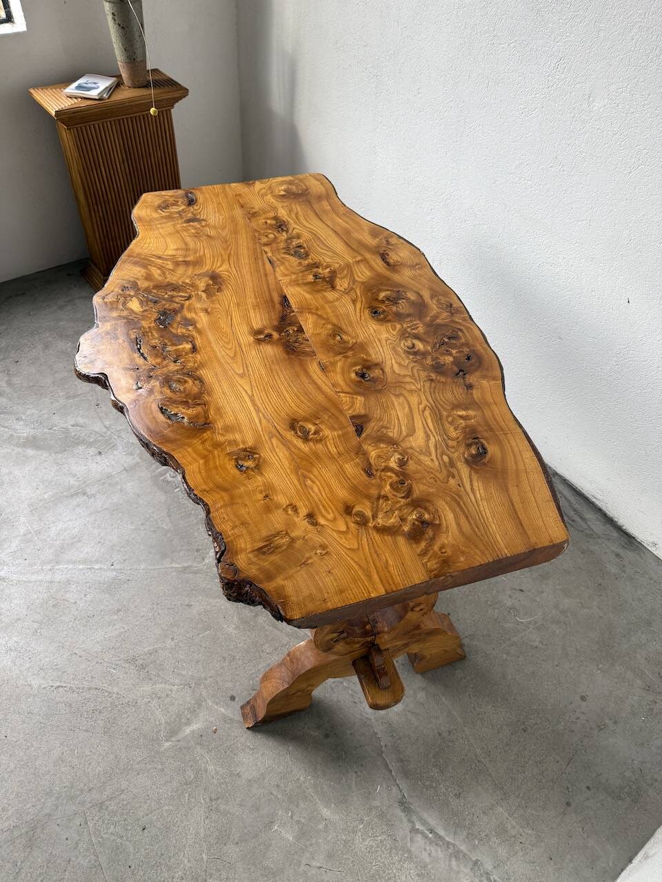 Table artisanale en orme massif, art populaire
