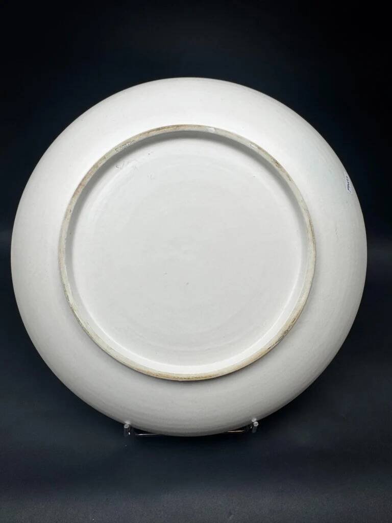 Grand plat décoratif signé André Baud, diamètre 37 cm, décor émaillé