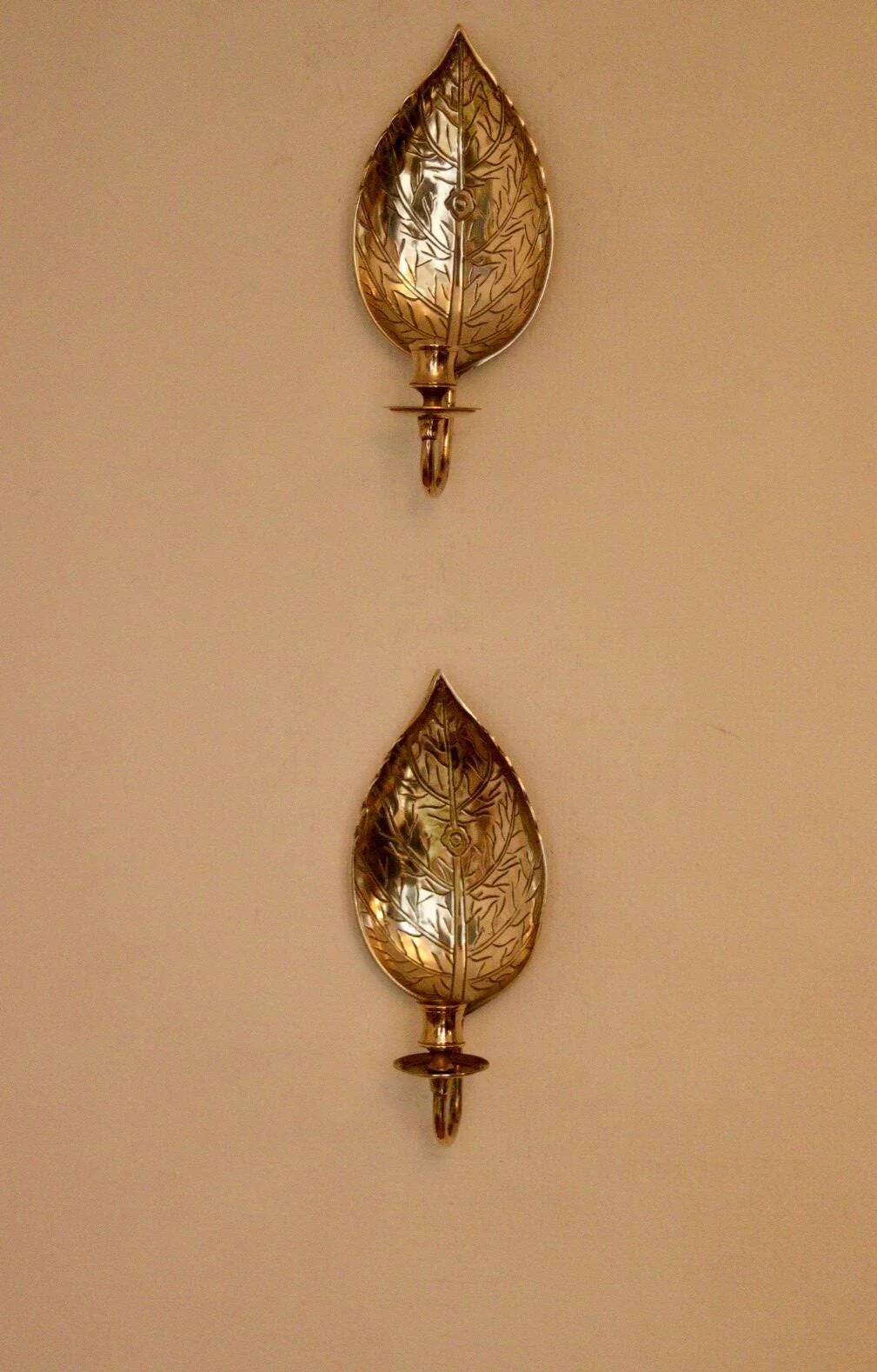 Une paire d'appliques vintage en laiton en forme de feuille martelée