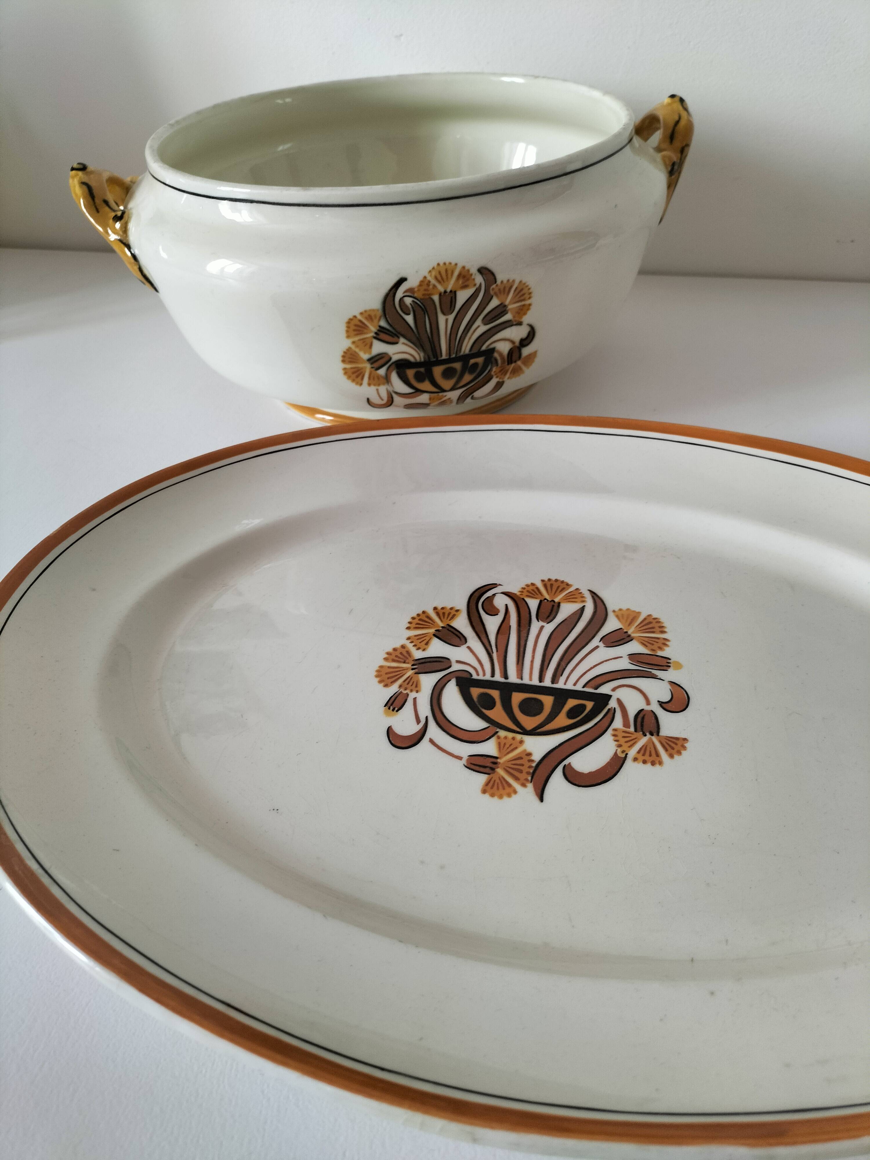 Pair of earthenware plates from Creil and Montereau, decorated with carnations, 1876-1920