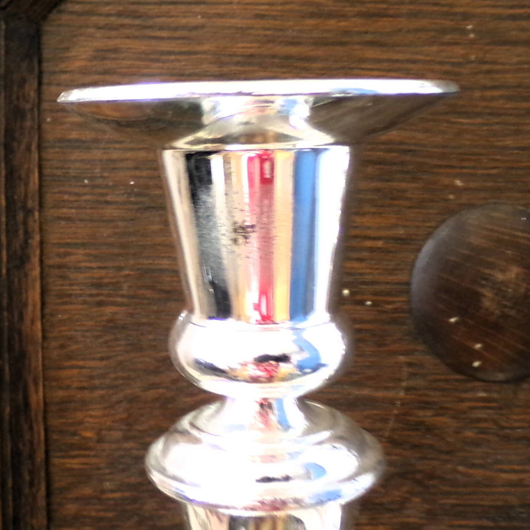 Paire de bougeoirs en métal argenté