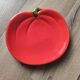 Assiette de présentation vintage en céramique formant une tomate