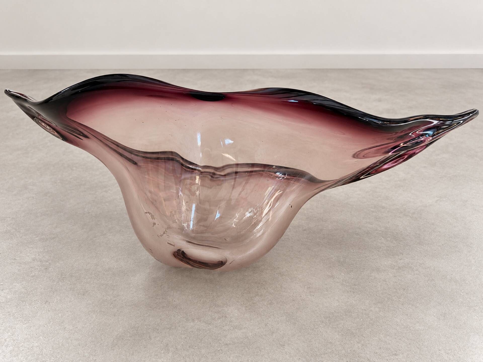 Blown glass fruit bowl in Murano style with purple reflections.