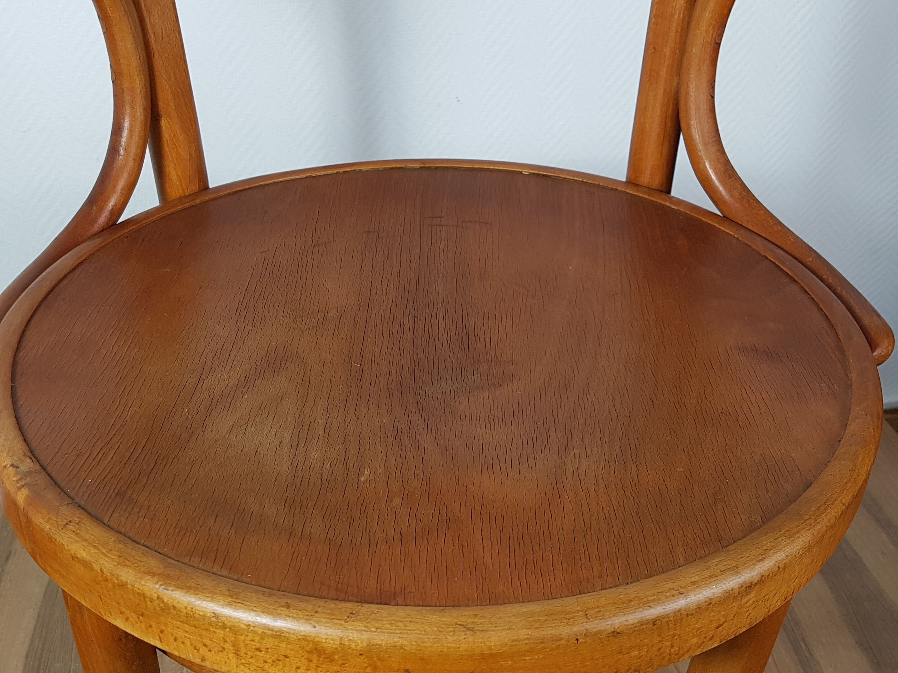 Old curved wooden armchair, 1930/1950. 78x58x48 cm.