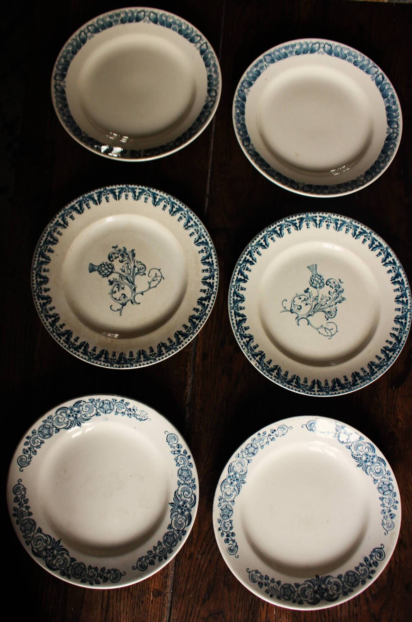 6 mismatched flat plates Terre de fer bleu Alésia Marcel Longchamp