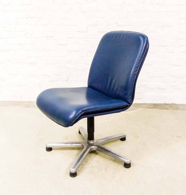 Fauteuil de direction Sitag en cuir bleu océan. Suisse, années 1970.