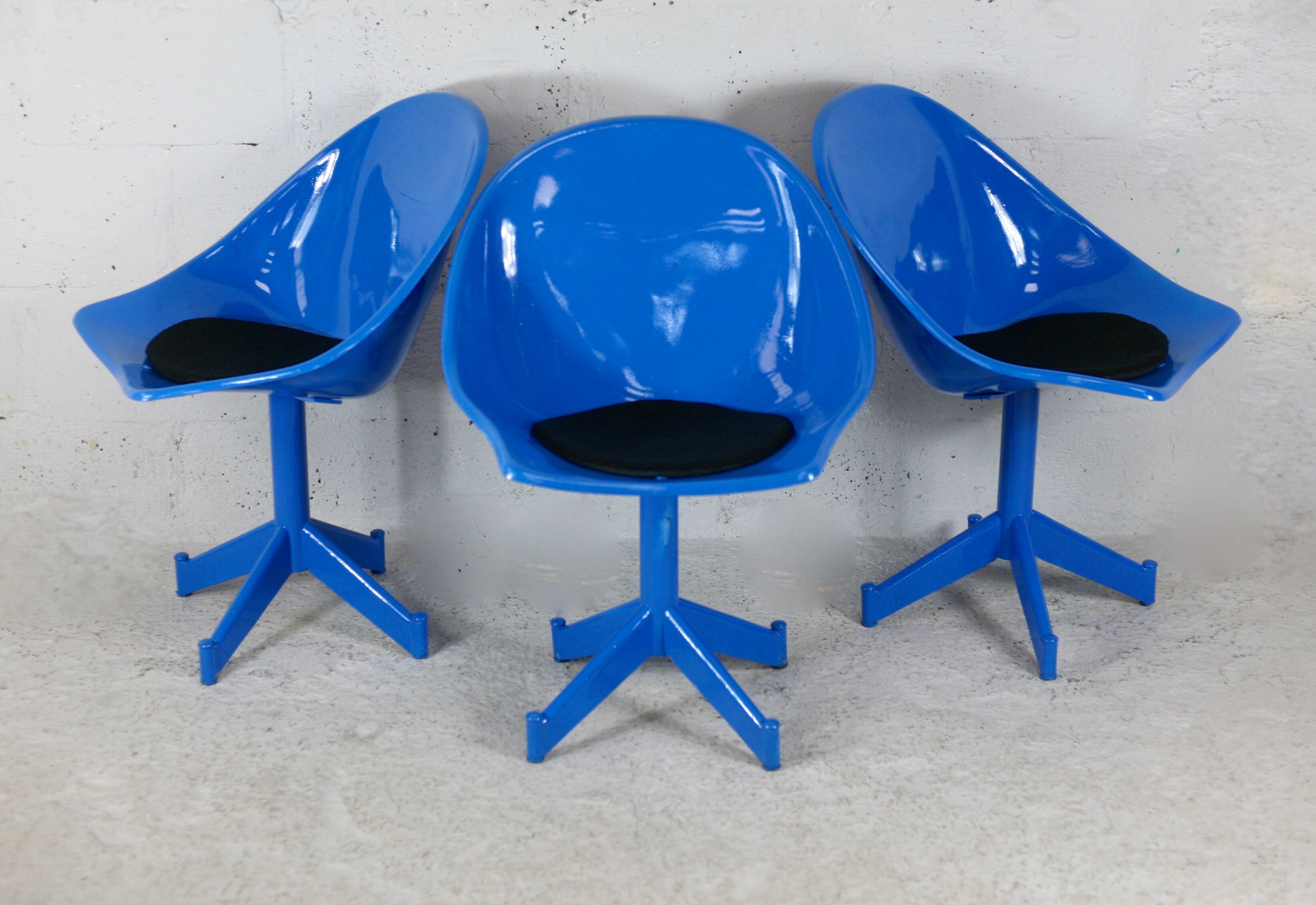 3 chairs "space Age", resin and steel, France, circa 1970.