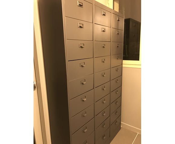 Wardrobe with metal lockers