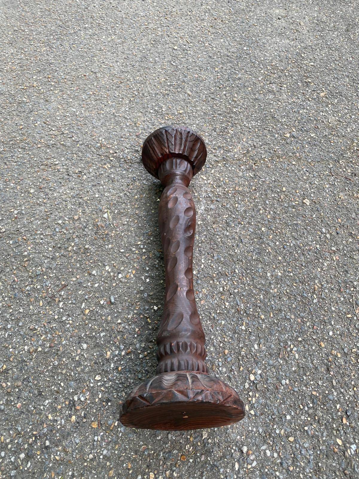 Round candle holder in turned carved wood