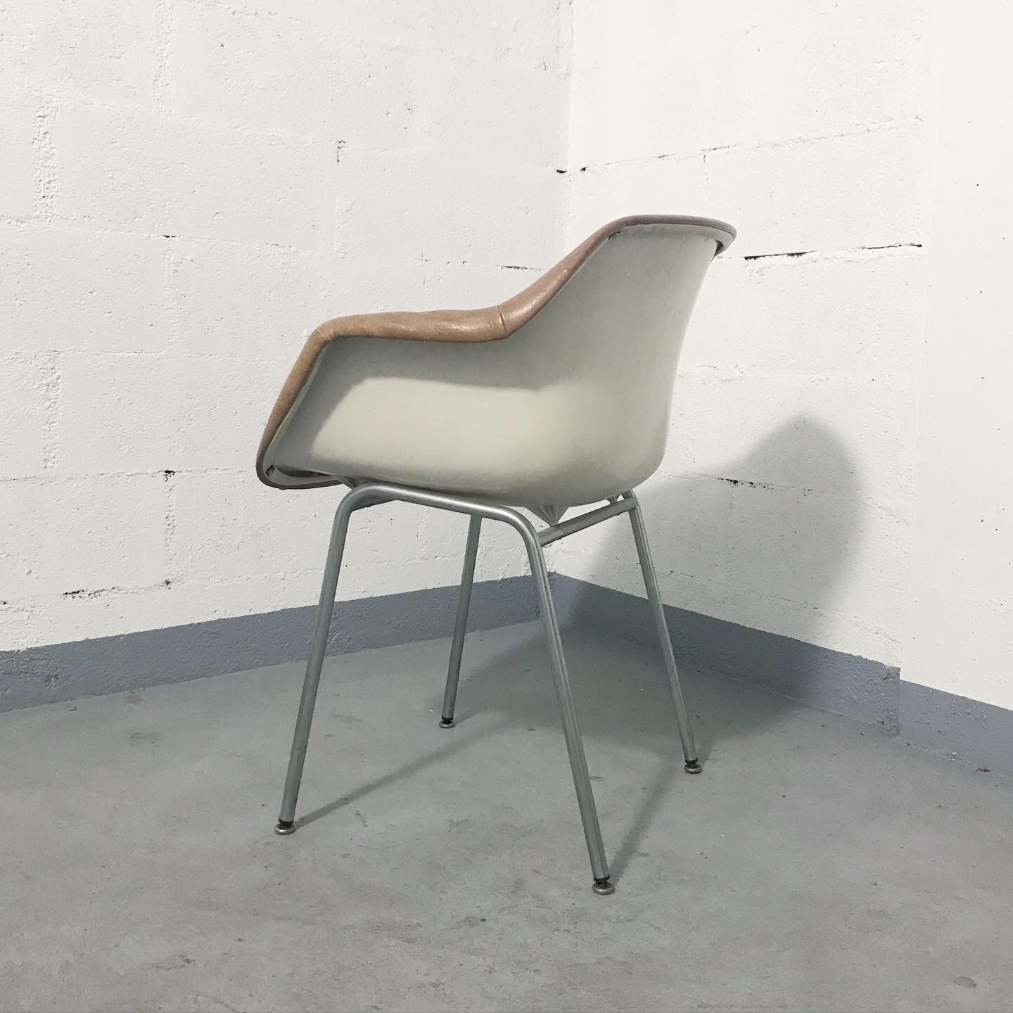 Strafor chair in light brown skai